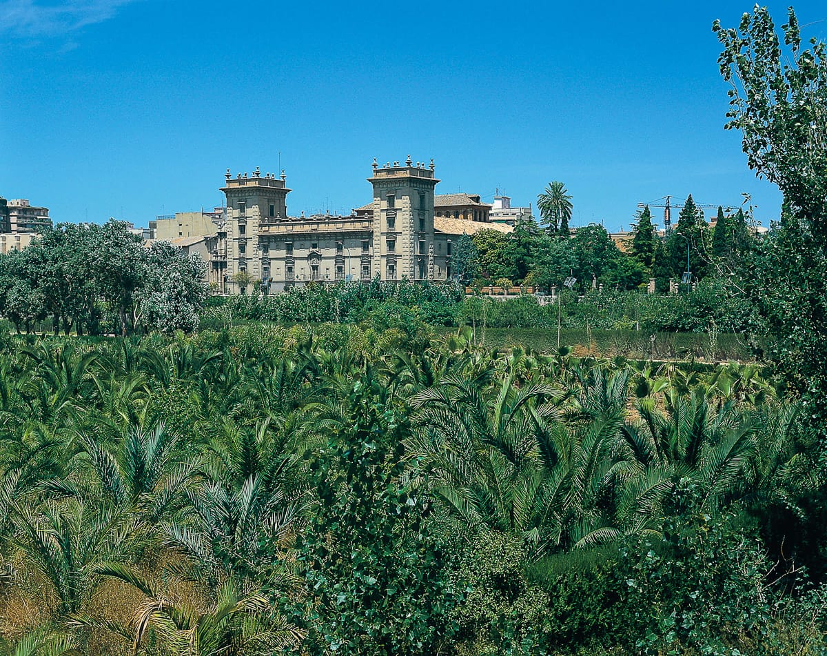 Blick auf eine Villa im Jardin del Turia in Valencia