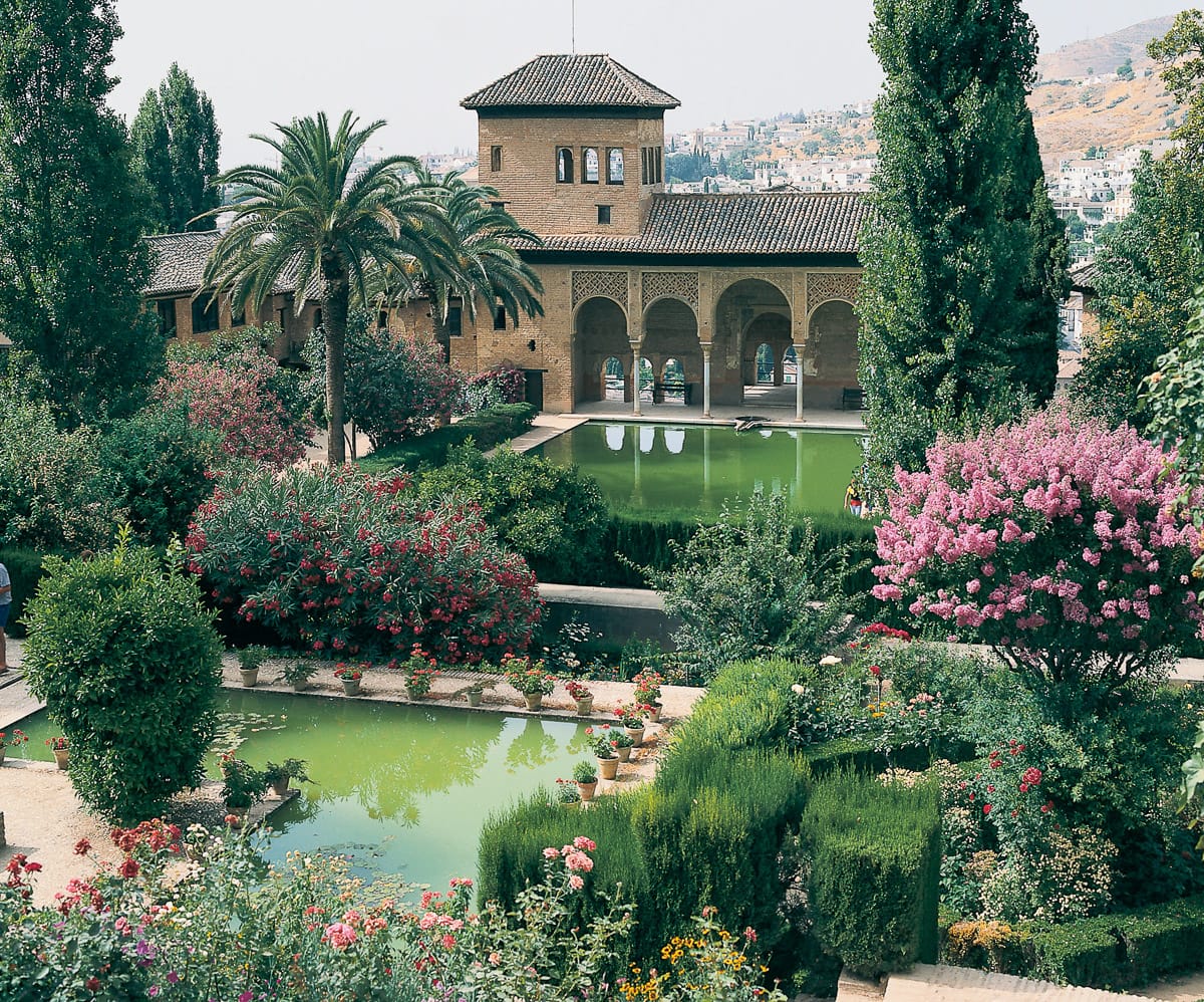 Blick auf den Jardines del Partal eines der schoensten Reiseziele fuer das Fruehjahr
