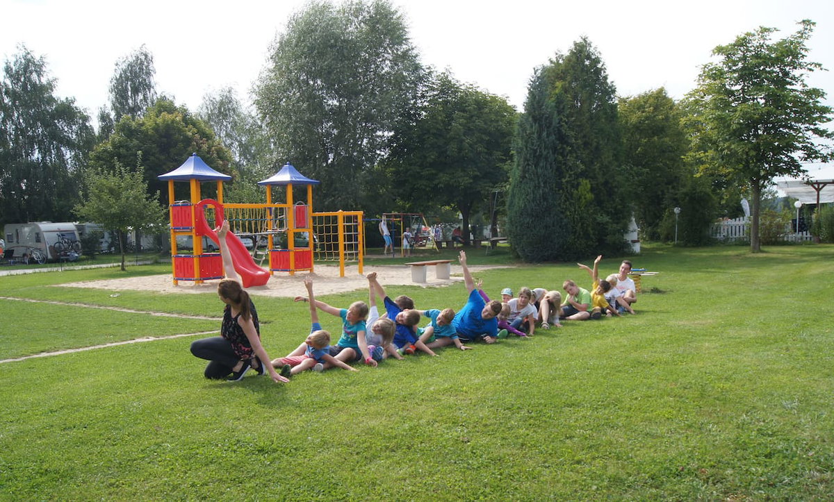 Kinder vor einem Spielplatz auf dem Luxuscampingplatz in Deutschland namens Luxusoase