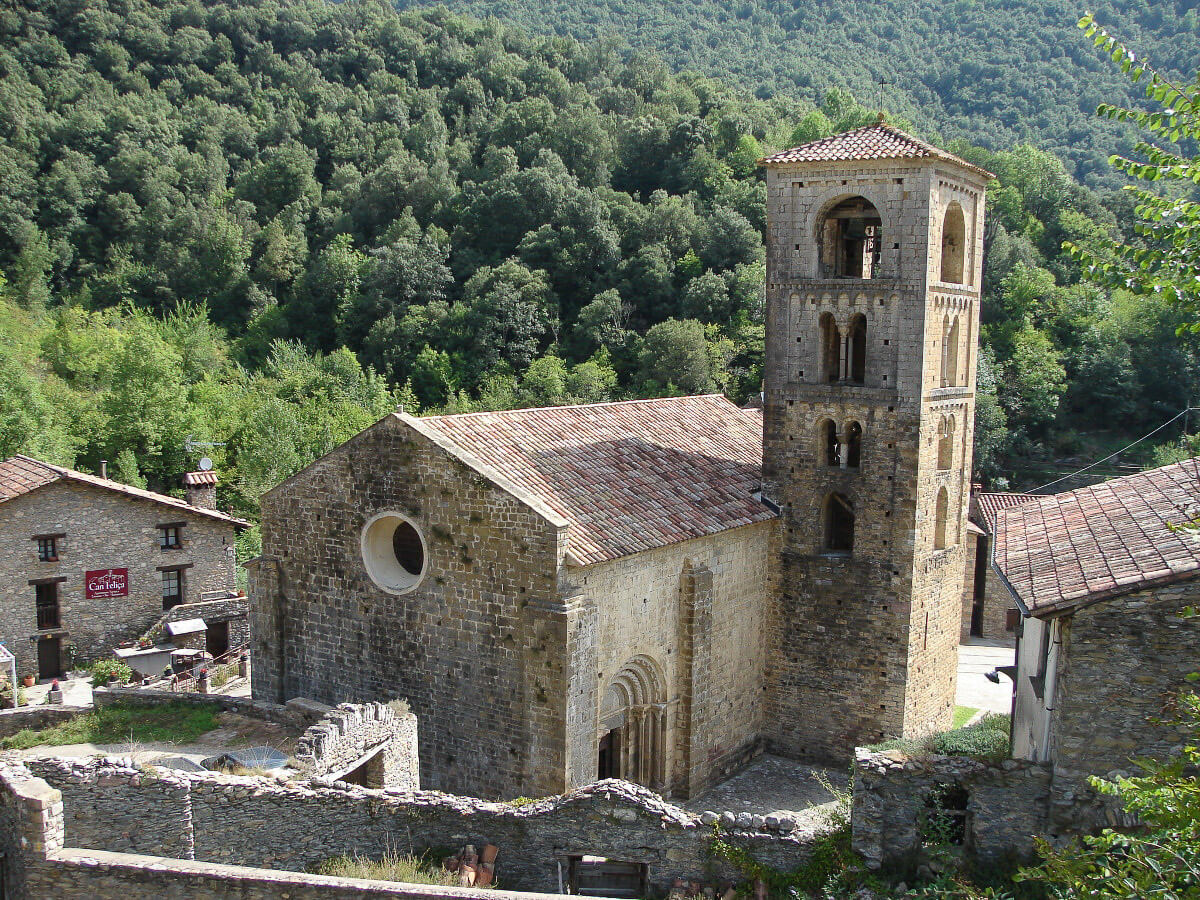 Blick auf die Kirche in Beget in Katalonien
