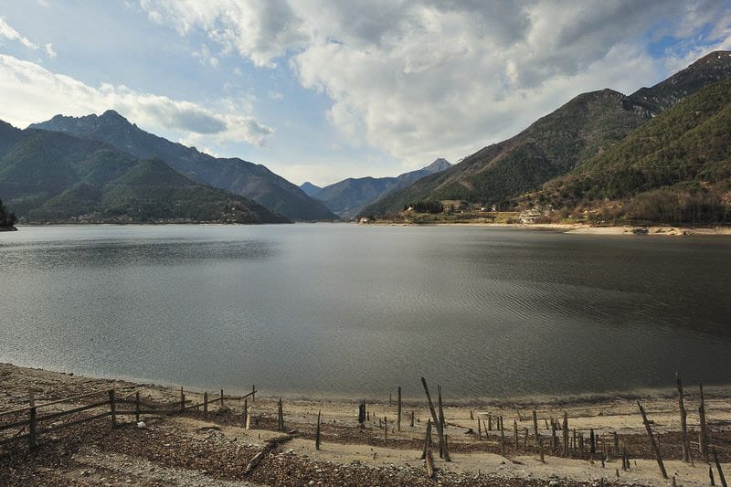 Die Aussicht ueber den Ledrosee in Italien