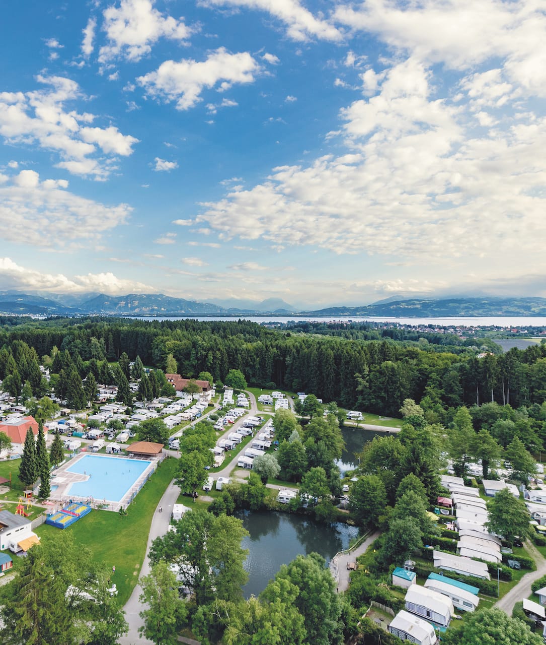 Blick auf den Gitzenweiler Hof am Bodensee ein Luxuscampingplatz in Deutschland
