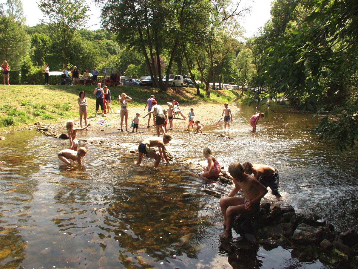 Badespaß am See vom Luxus Campingplatz Pruemtal
