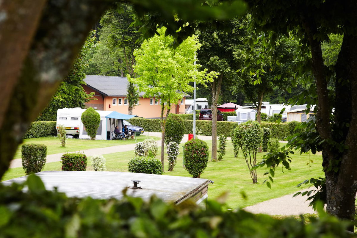 Camper auf dem Pruemtal Camping einem der Luxuscampingplaetze Deutschlands