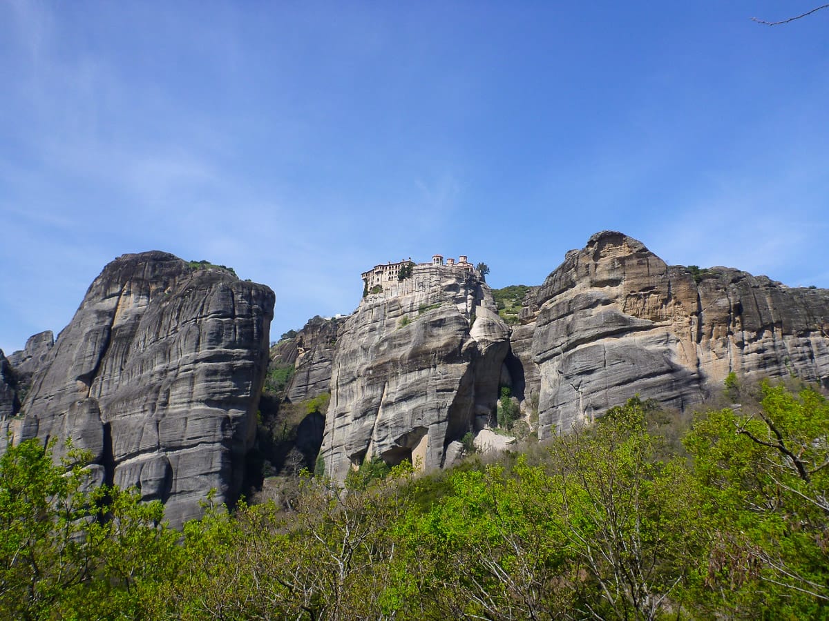 Blick auf Felsen in Meteora in Griechenland