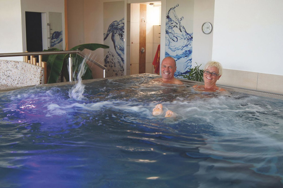 Zwei Personen im Pool auf dem Luxus Campingplatz Luxusoase
