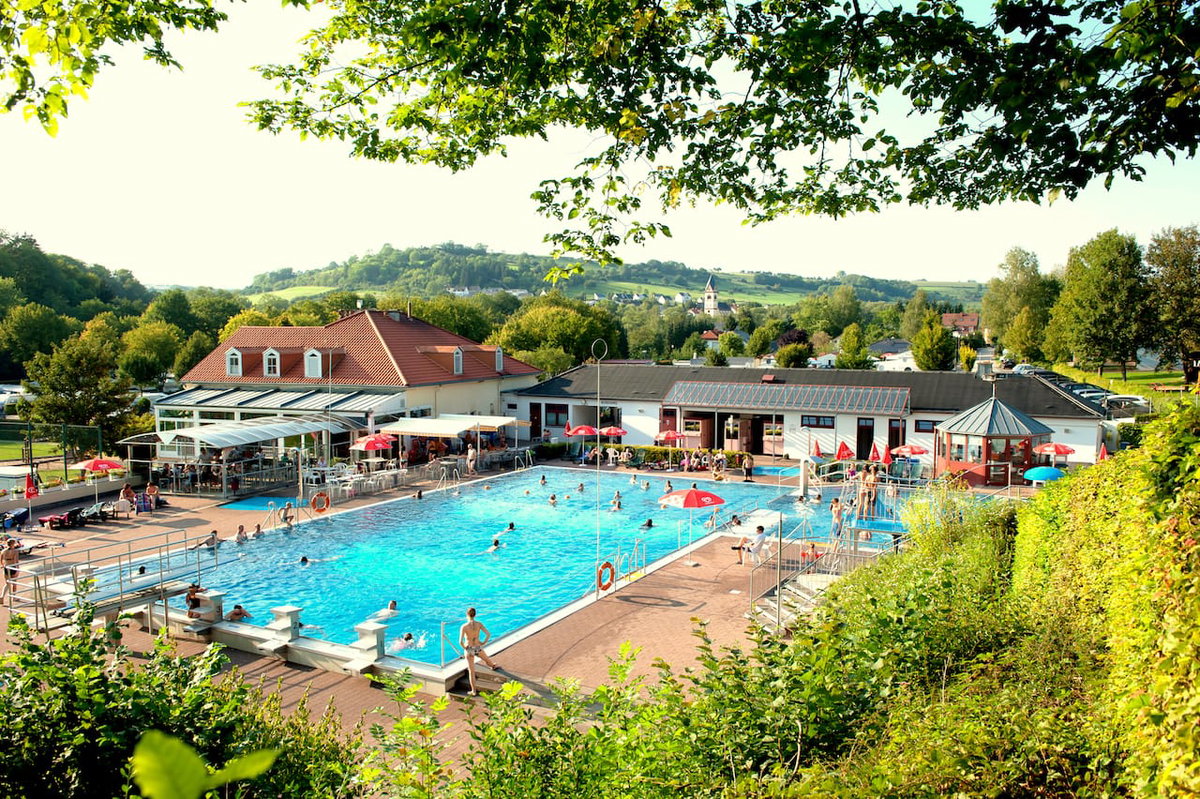 Schwimmbad am Prümtal Camping einem Luxuscampingplatz in Deutschland