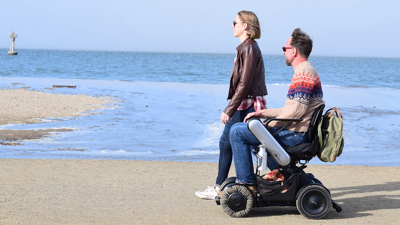 Der Offroad-Rollstuhl von WHILL: Auf vier Rädern stylisch zum Strand