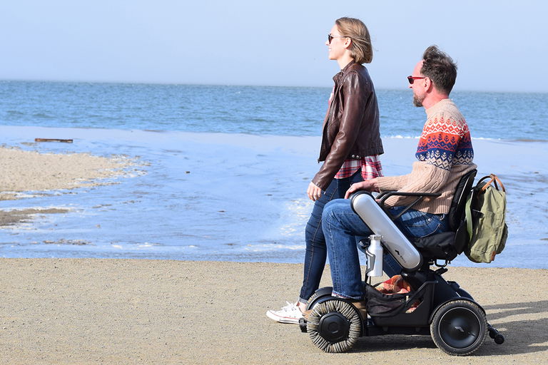 Der Offroad-Rollstuhl von WHILL: Auf vier Rädern stylisch zum Strand