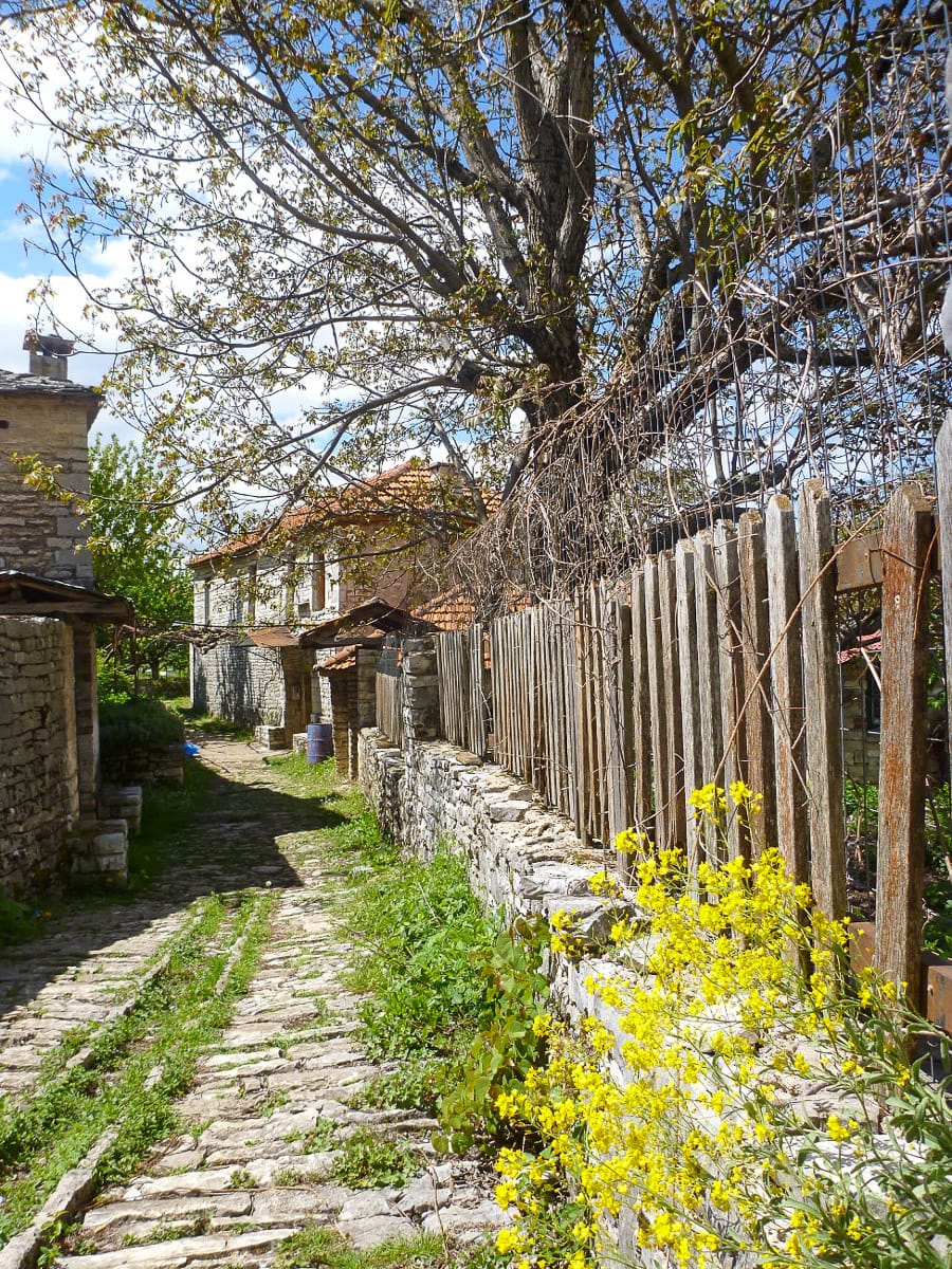 Blick auf eine Gasse in Vikos in Griechenland