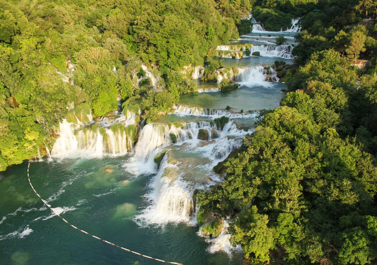 Blick auf die Wasserfaelle Skradinski buk in Kroatien