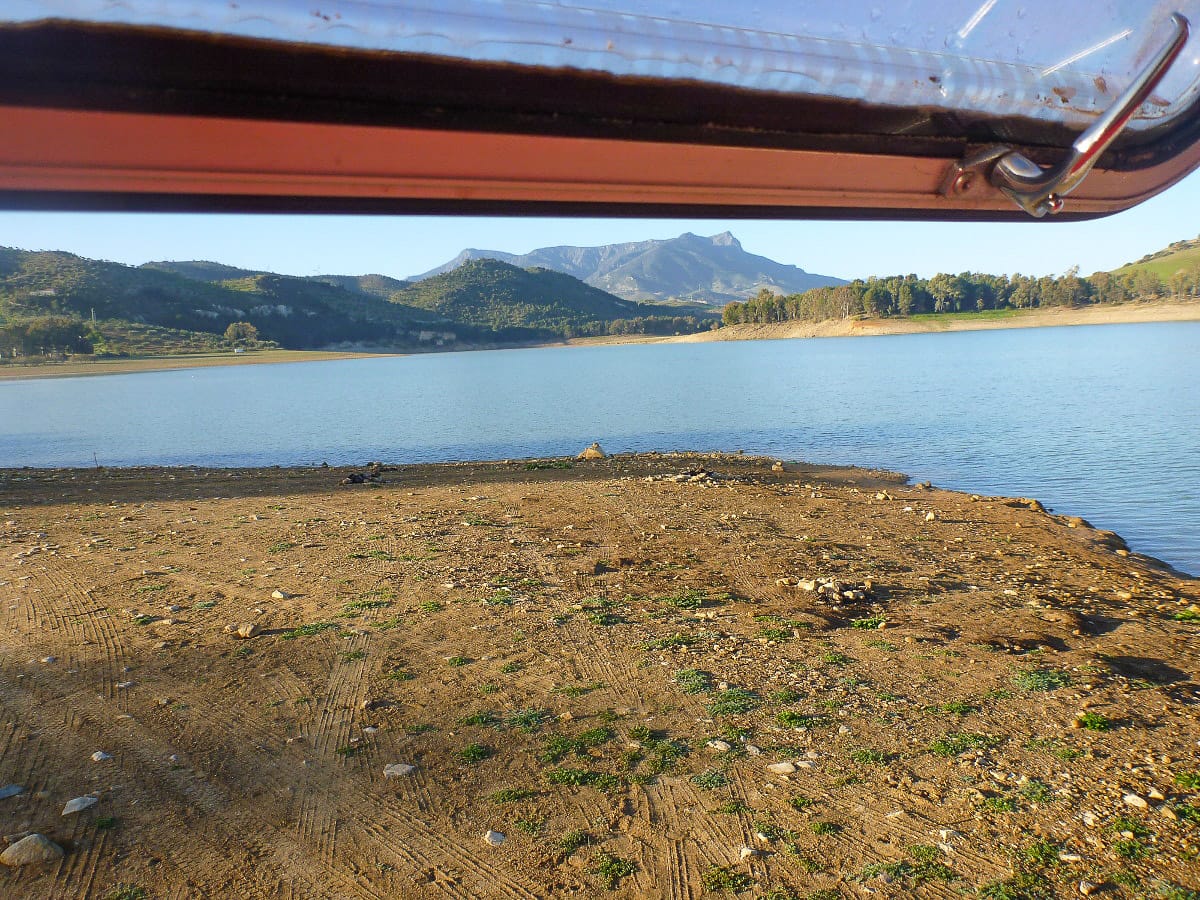 Tolle Aussicht auf dem Wohnmobilfenster beim Wildcamping in Spanien