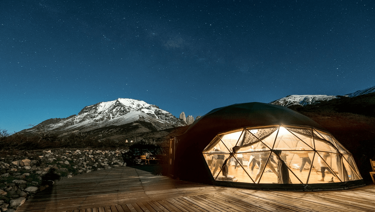 Blick auf das Eco Camp Patagonia bei Nacht. Luxus Glamping der besonderen Art.