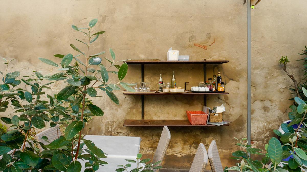 Wein und Brot in Suedfrankreich, einem Reiseziel fuer das Fruehjahr