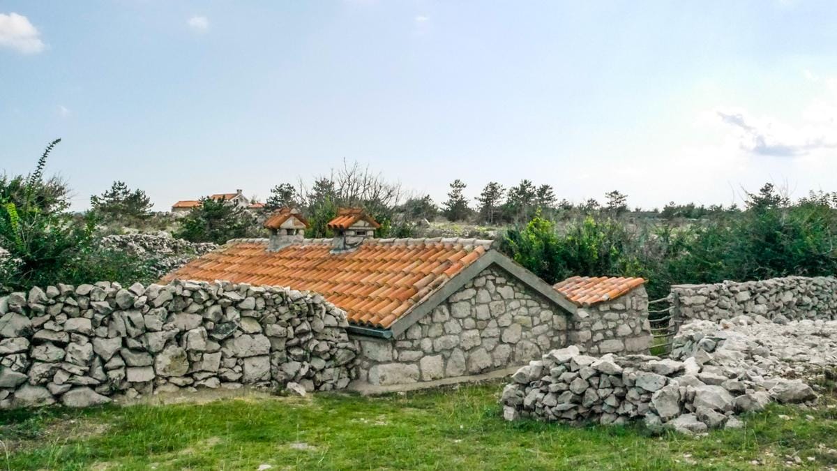 Ein uriges Steinhaus in Krk, einem beliebten Reiseziel fuer das Fruehjahr