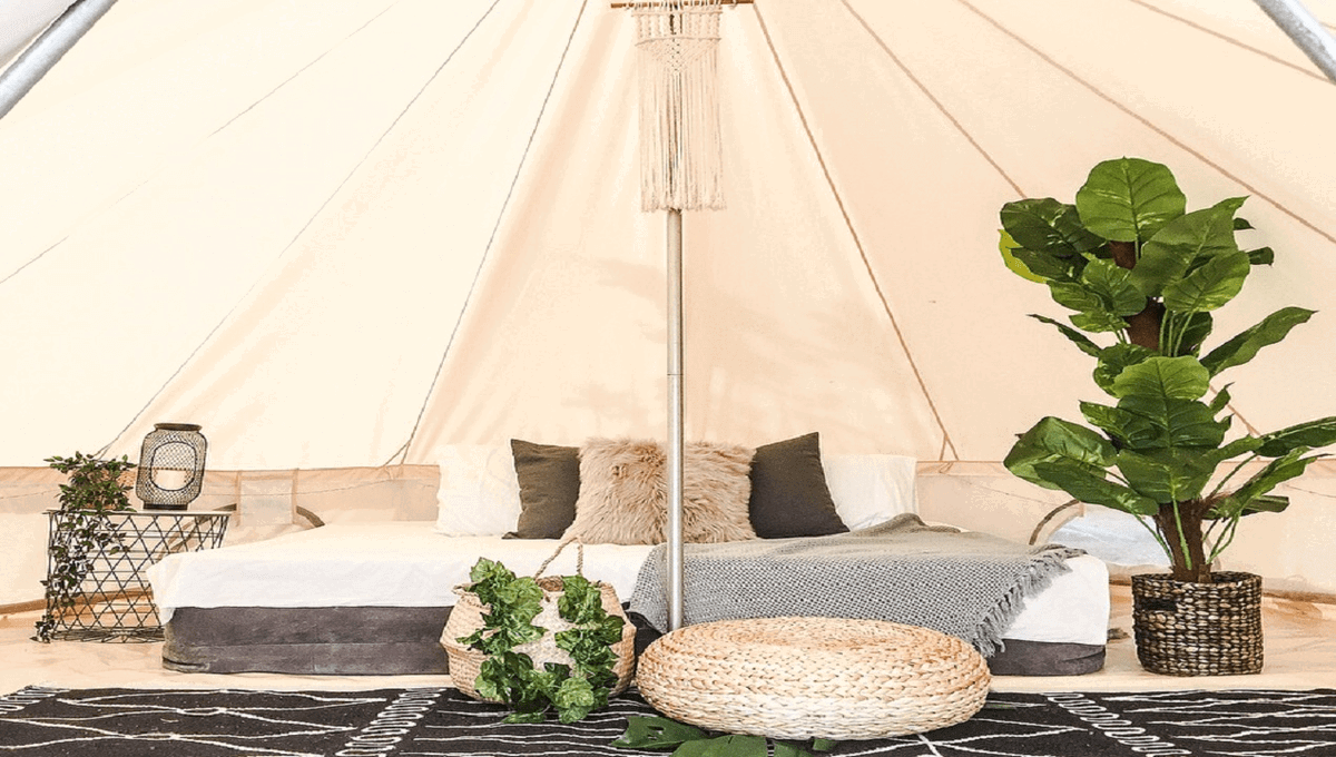 Blick auf ein Zimmer im Luxus Glamping City Singapore