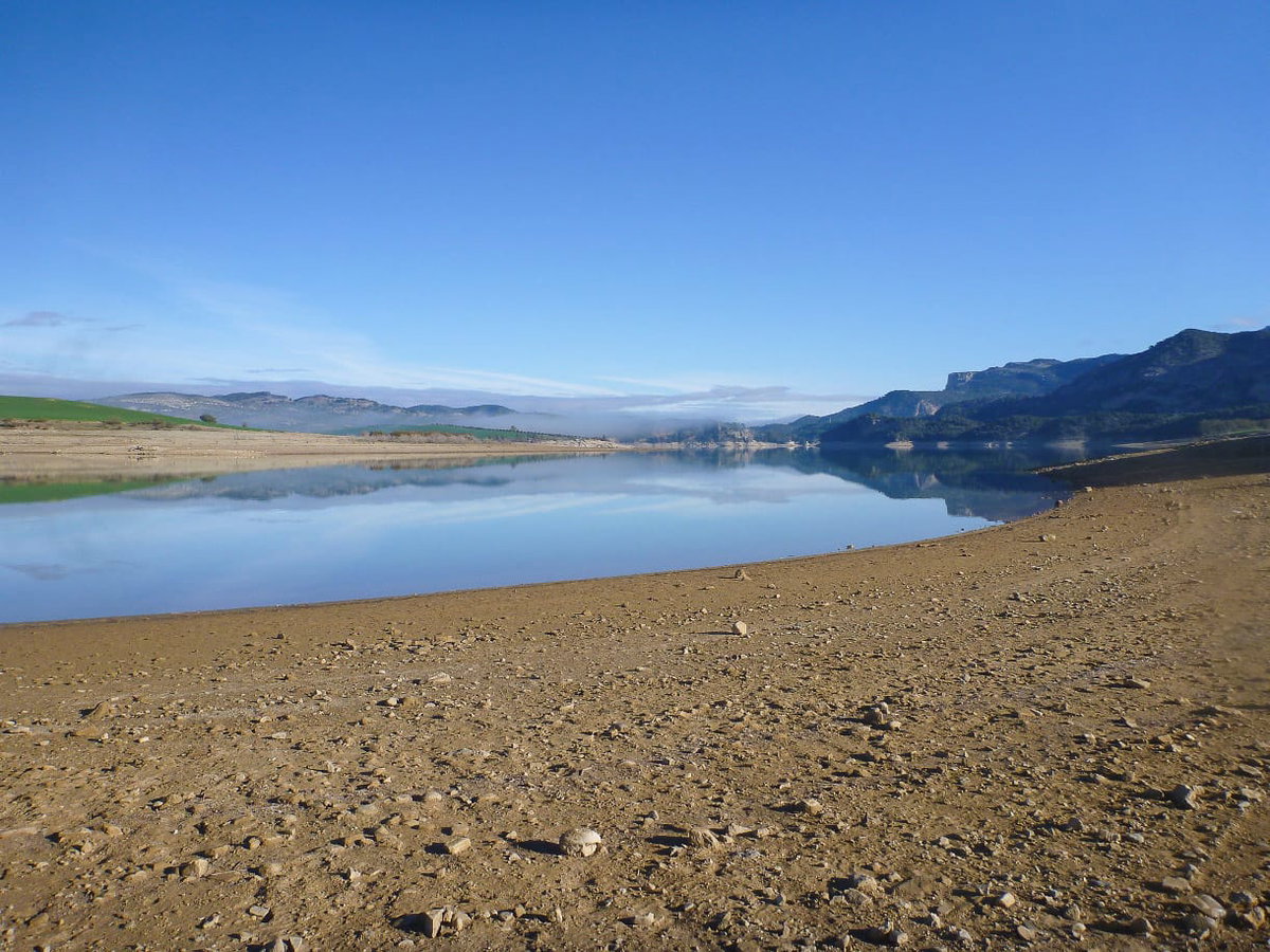 Fantastischer Blick über einen See in Andalusien beim Wildcamping Spanien