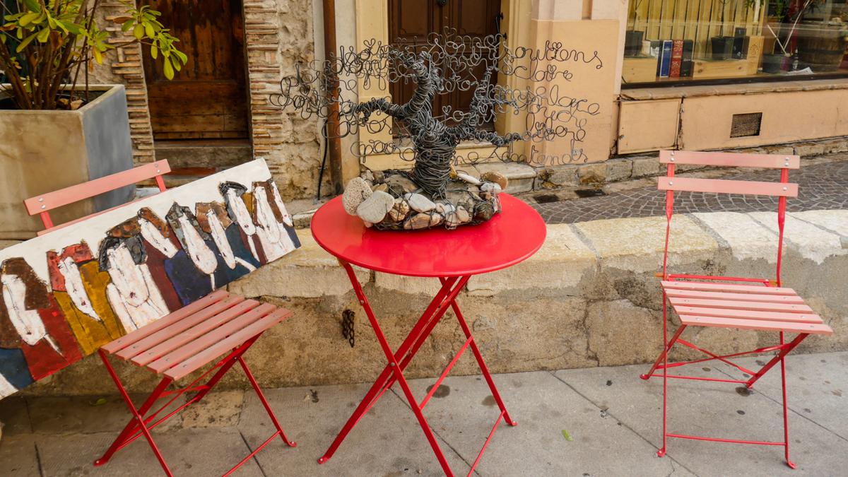 Eine typische Strassenszene von Suedfrankreich, dem beliebten europaeischen Fruehjahrs - Reiseziel.