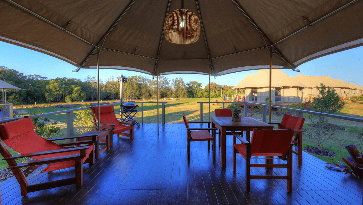 Blick auf den Gemeinschaftsraum im Luxus Glamping Camp Rivershore Australien