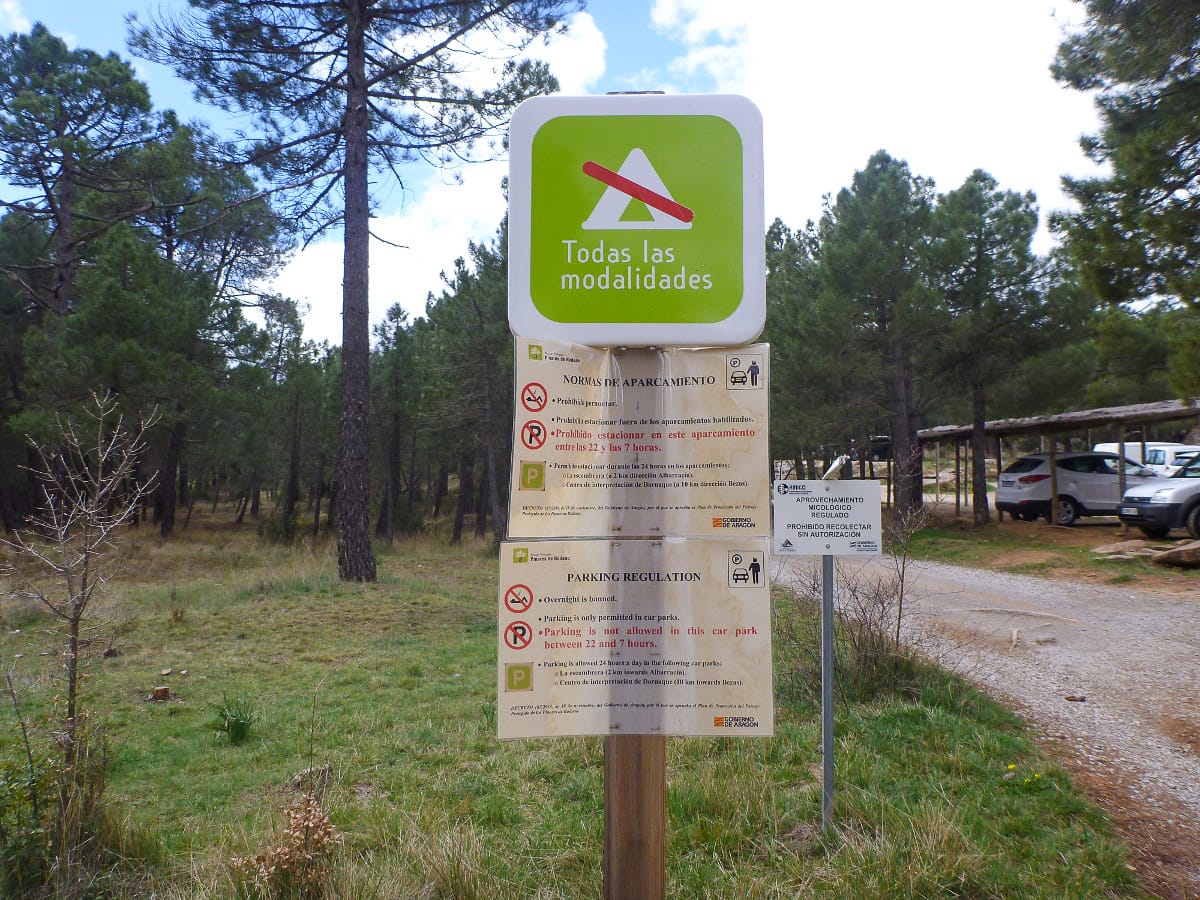 Ein Schild welches besagt: Wildcamping in Spanien verboten