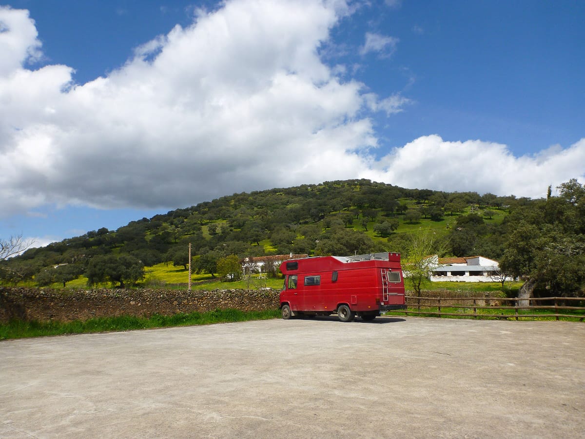 Wildcamping in Spanien mit einem roten Campingbus