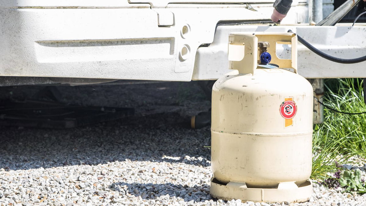 Eine Gasflasche in Frankreich vor einem Wohnmobil