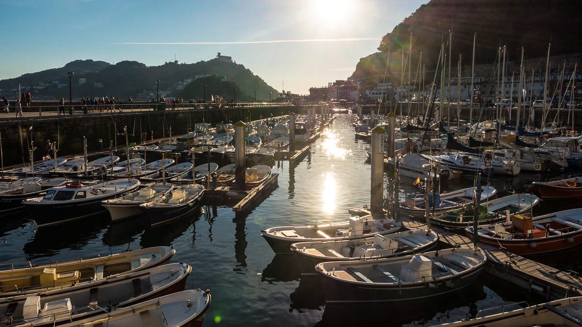 Abendstimmung am Hafen in San Sebastian, im Baskenland