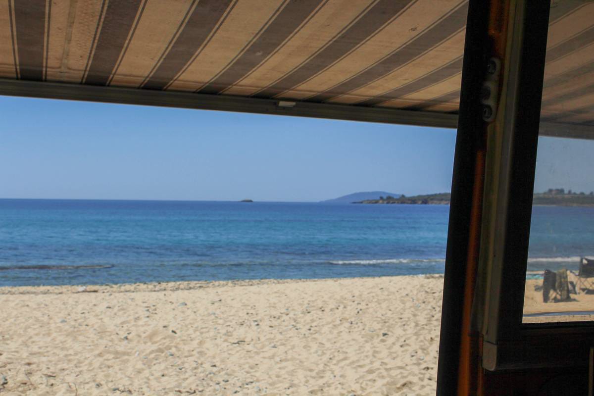 Blick auf das Meer aus dem Camper mit ausgefahrener Markise
