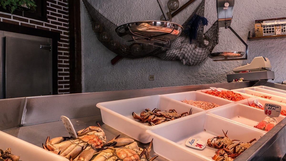 Ein Verkaufsstand mit Meeresfruechten im Baskenland