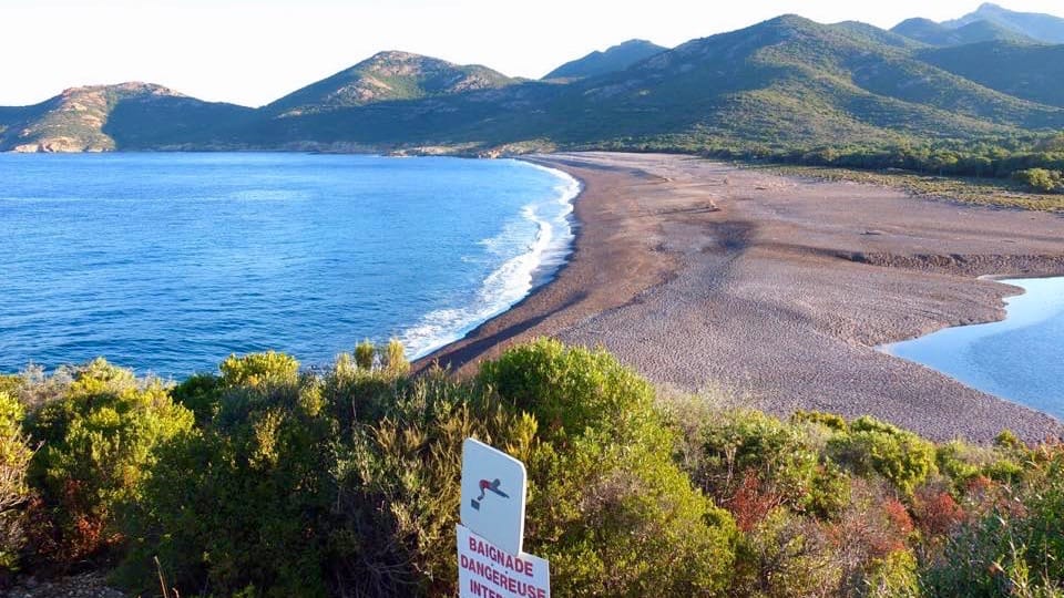 Wildcamping in Frankreich mit Blick auf einen Strand