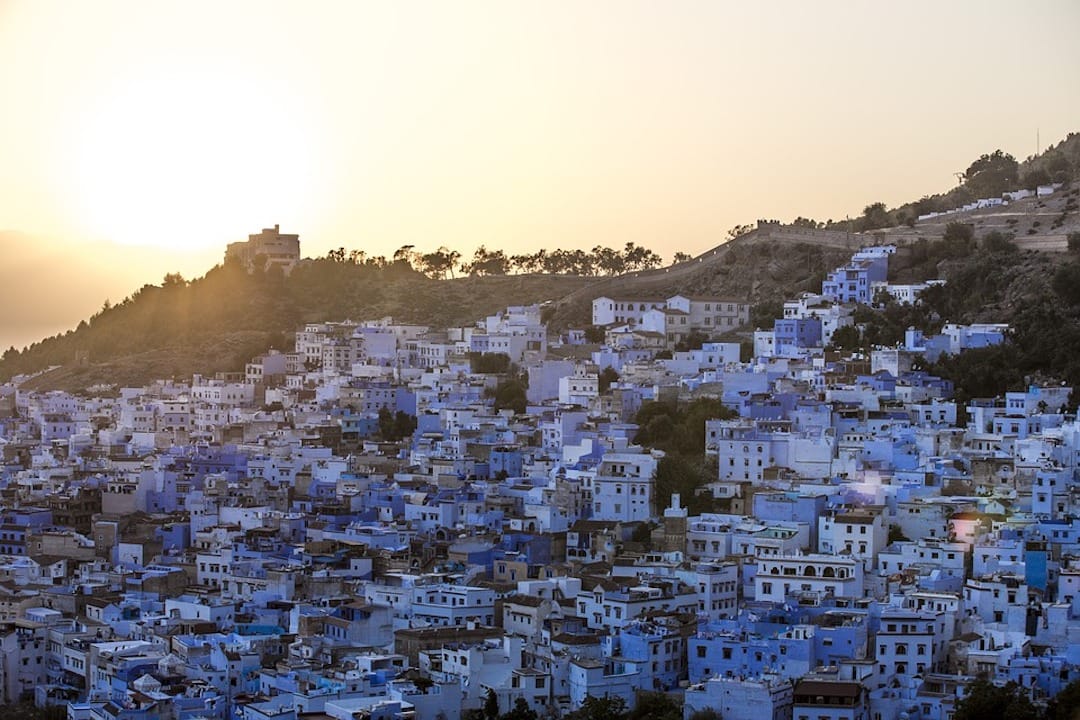 Die Stadt Chefchaouen in Marokko ist am Hang gebaut