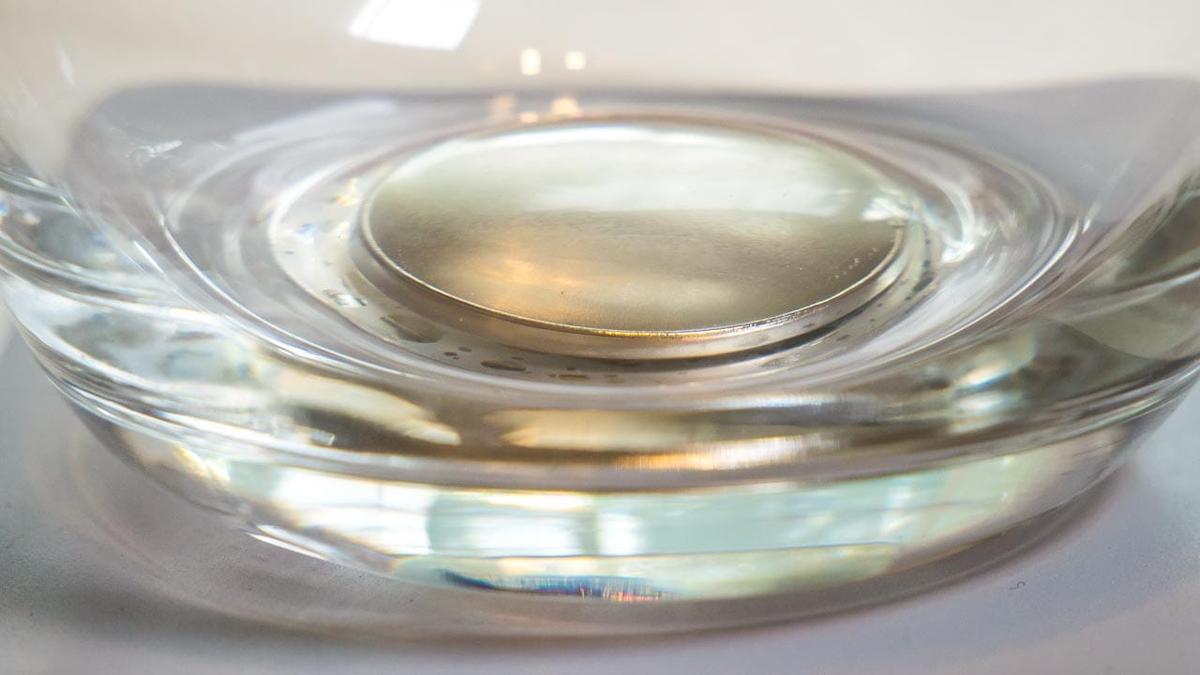 Ein Magnet im Boden eines Glases