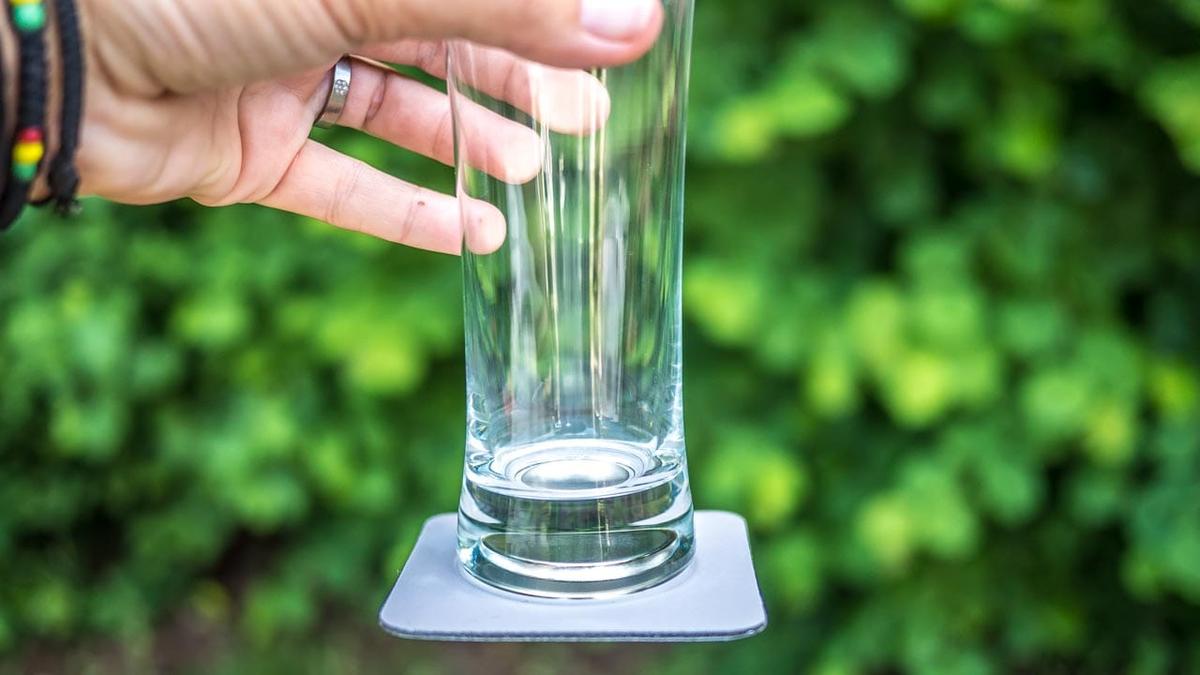 Ein Bierglas mit Magnetboden auf einem magnetischen Untersetzer