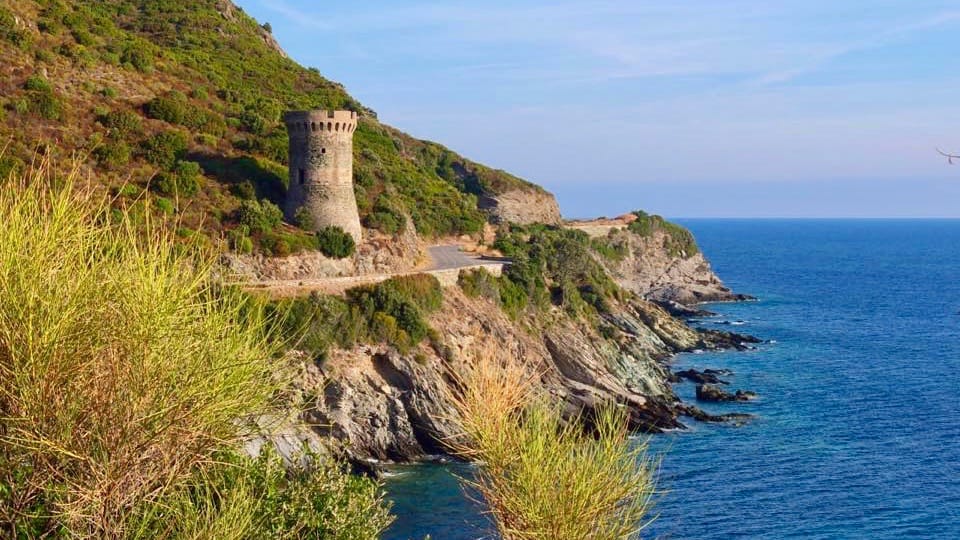 Ein toller Blick auf einen Turm an der Kueste von Frankreich