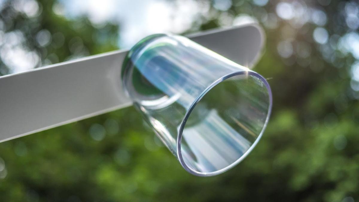 Eine Magnetleiste mit einem angehefteten Glas