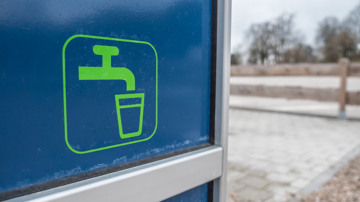 Ein Zeichen für eine Wasserquelle wo Wasser im Wohnmobil aufgefuellt werden kann