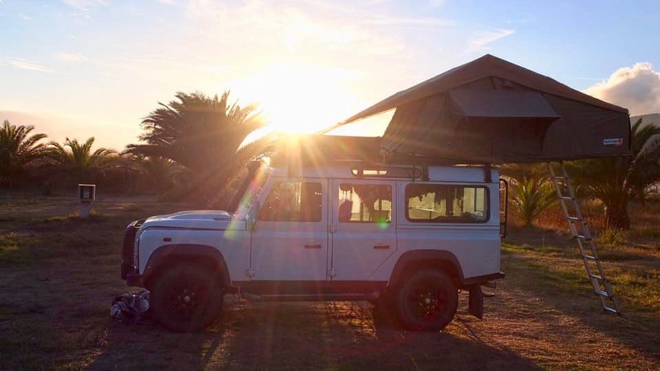 Ein Camper beim Wildcamping in Frankreich im Sonnenuntergang