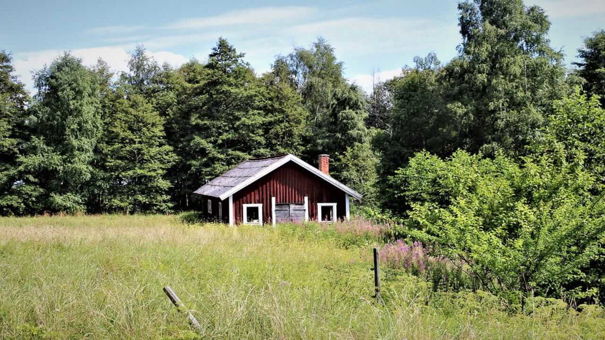 Ein privates Haus auf einer Wiese in Schweden