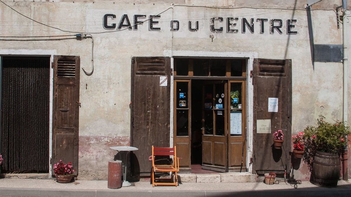 Ein schoenes Cafe in einem kleinen Dorf in Frankreich