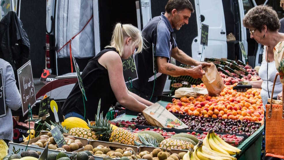 Ein Marktstand verkauft regionale Produkte in Frankreich