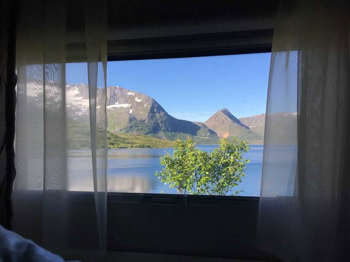 Blick aus dem Fenster vom Wohnmobil beim Wildcamping in Norwegen