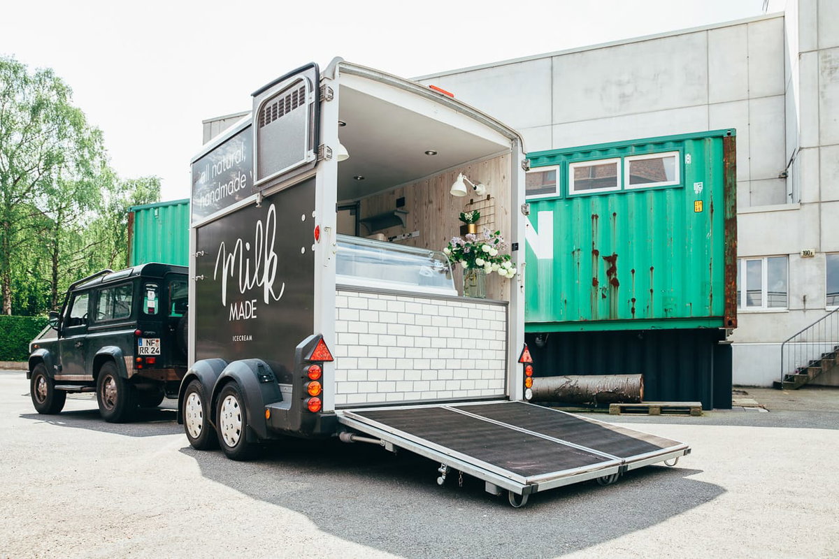 Ein grosser schwarzer Food Truck von Milk Made