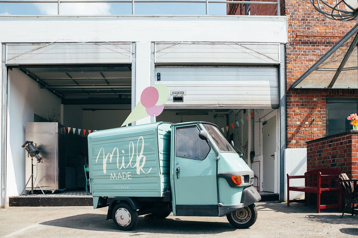 Ein kleiner gruener Food Truck von Milk Made