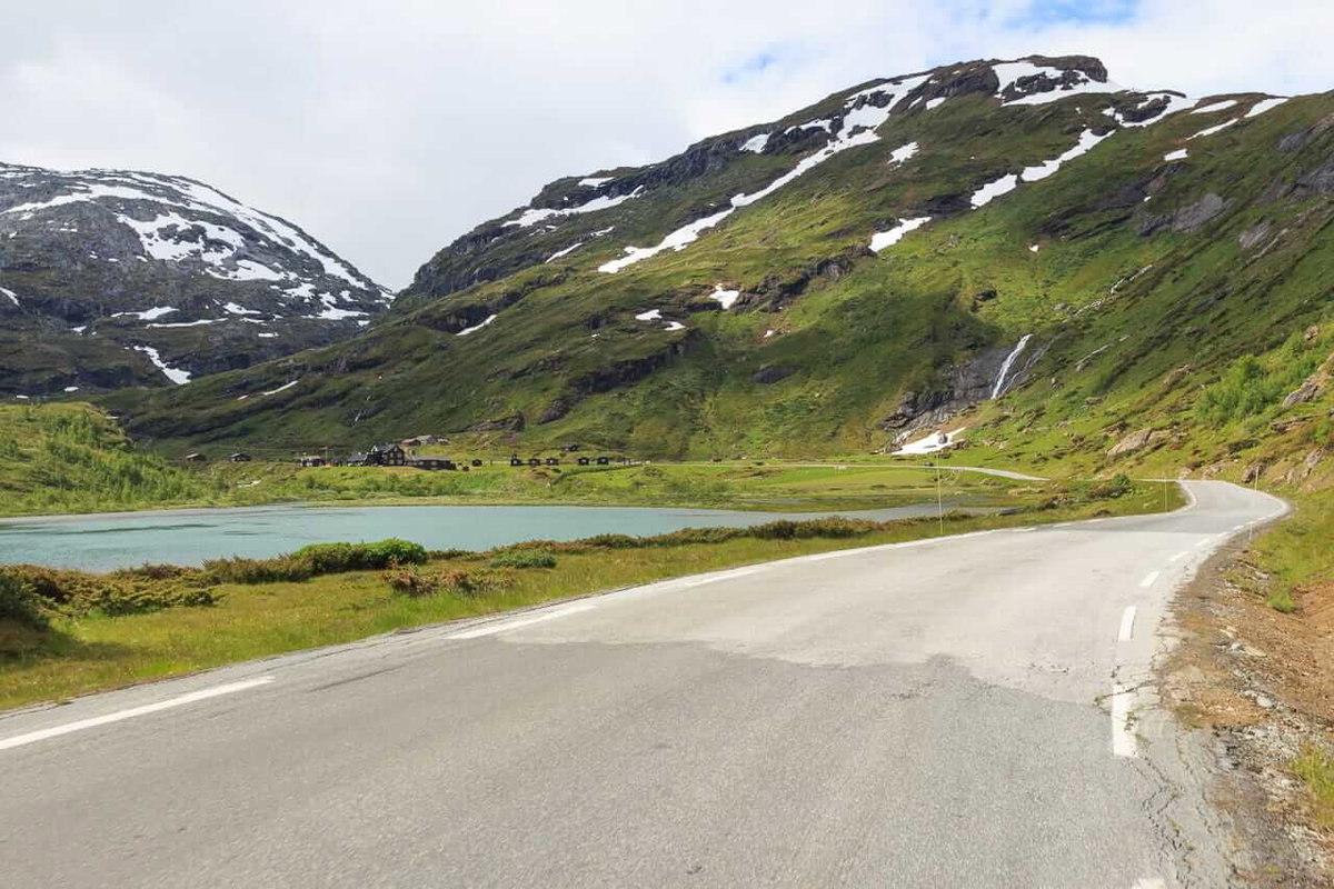 Fahrt durch die Berge in Norwegen