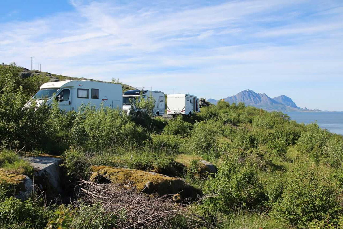Camper beim Wildcamping in Norwegen auf einem Rastplatz