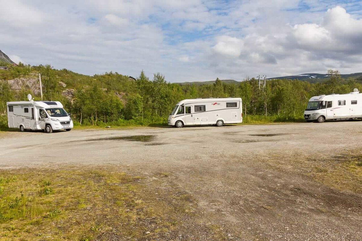Drei Wohnmobile beim Wildcamping in Norwegen