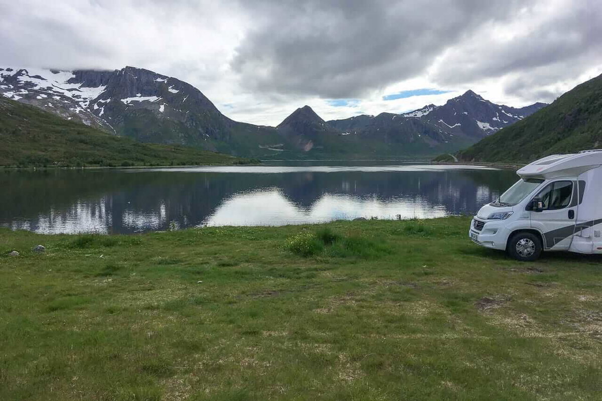 Ein Wohnmobil an einem Fjord beim Wildcamping in Norwegen
