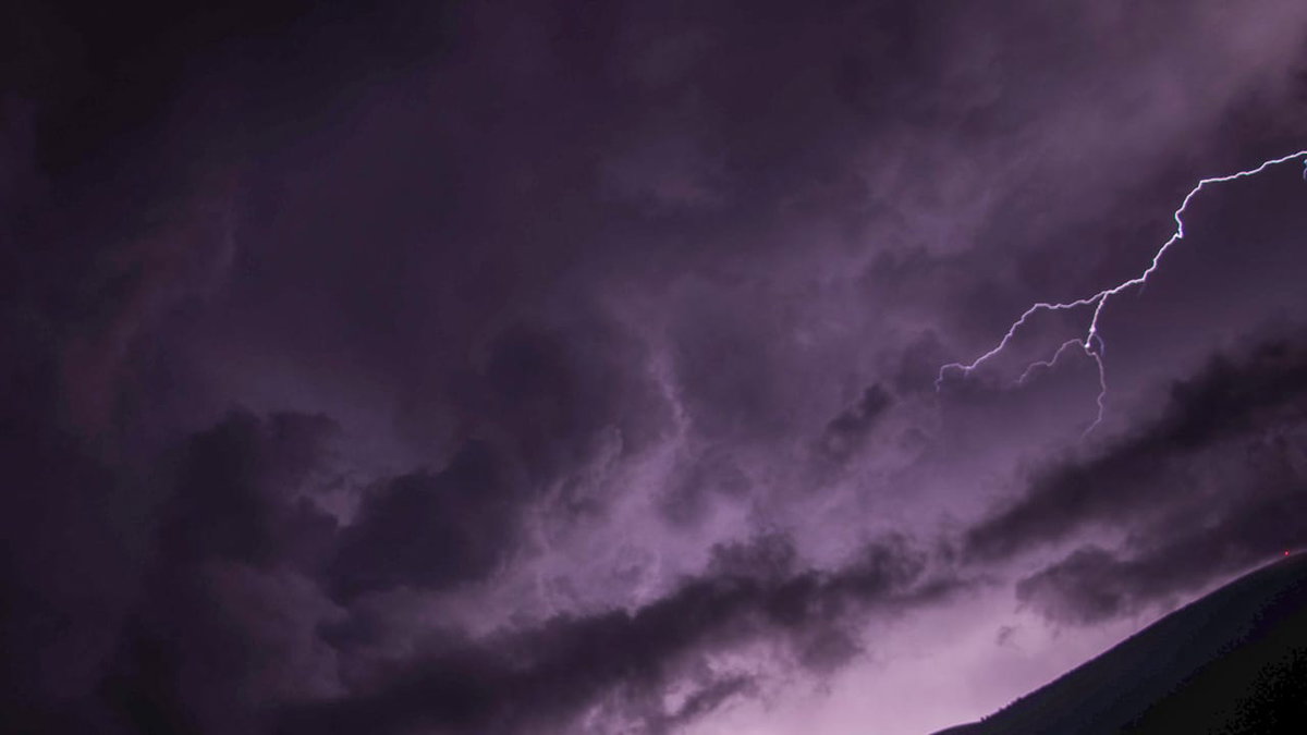 Ein Blitz am dunklen Himmer, wie fühlt man sich im Wohnmobil sicher bei Gewitter