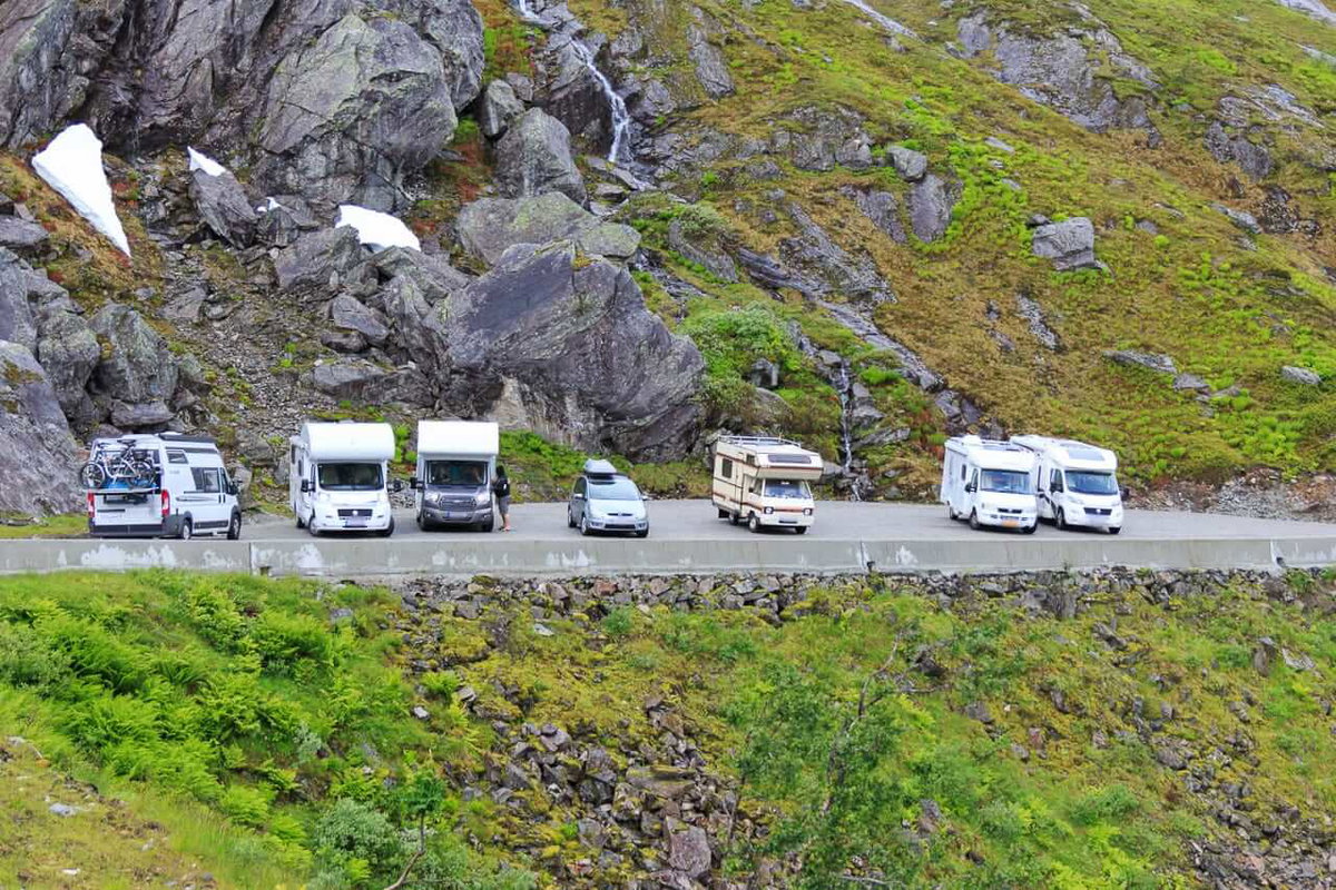 Eine Reihe von Wohnmobilen auf einem Rastplatz in Norwegen