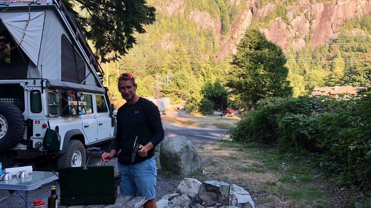 Kartoffelgulasch Kochen am Camper auf einer Herdplatte